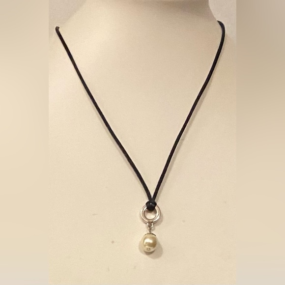 NEW  Faux Pearl necklace & earrings - Picture 2 of 4